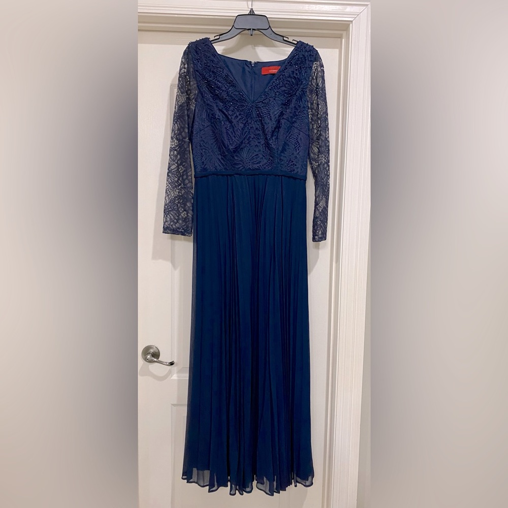 Carmen Marc Valvo ladies navy gown Lace & bead bodice Lined pleated skirt